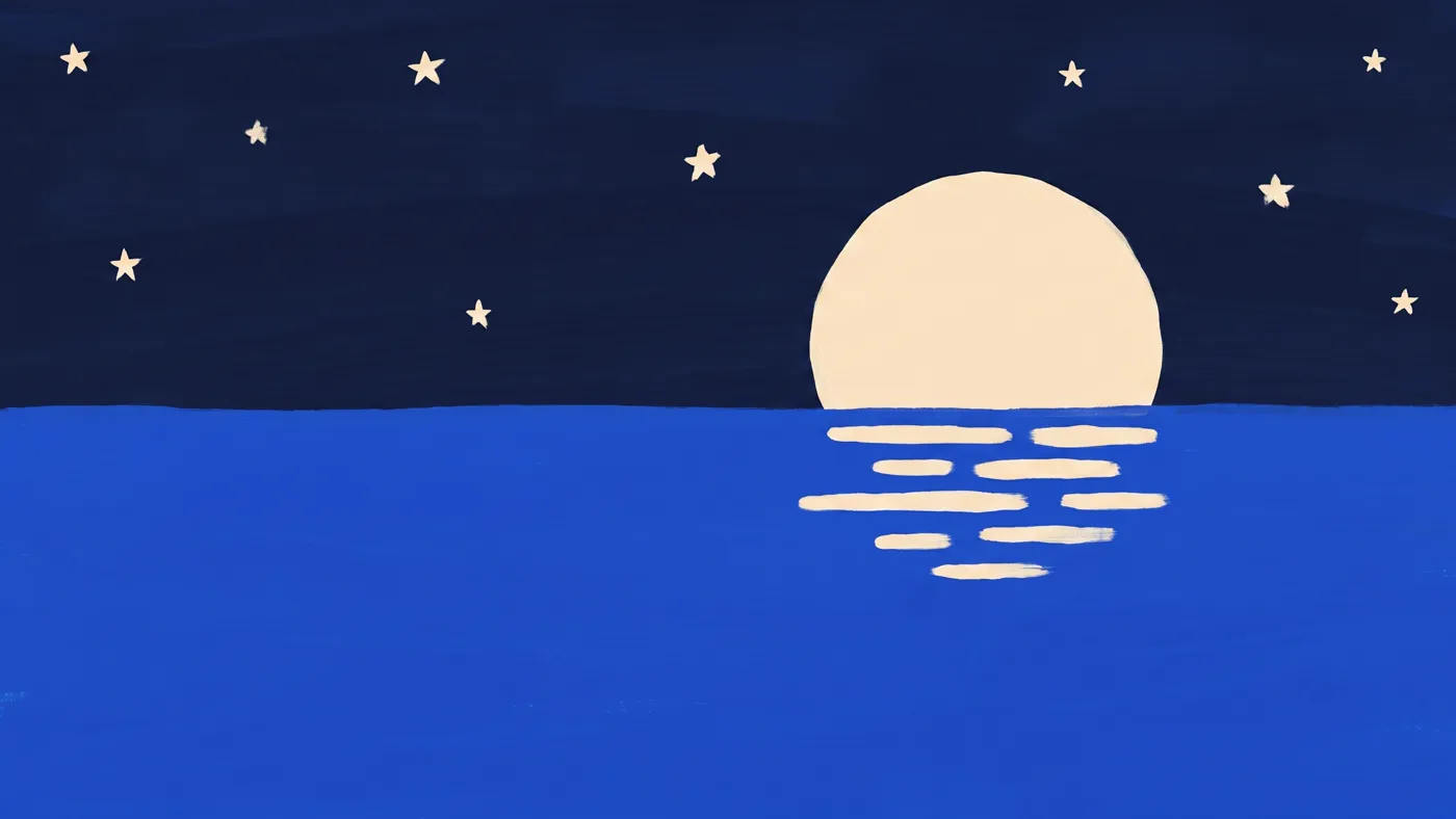 Pleine lune se reflétant sur une mer bleue.